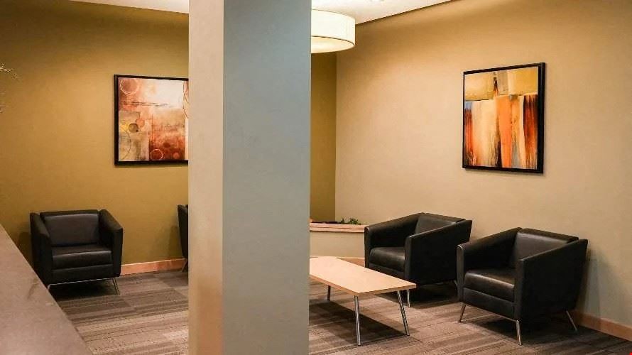 400 Applewood Crescent