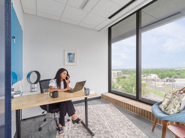 Expansive Day Office