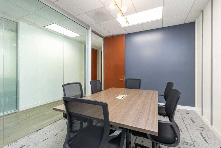 6 Person Meeting Room