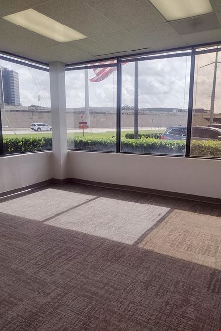 340-350 N Sam Houston Pkwy E