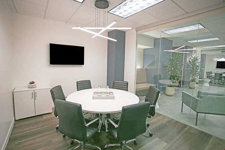 6 Person Meeting Room - Medium