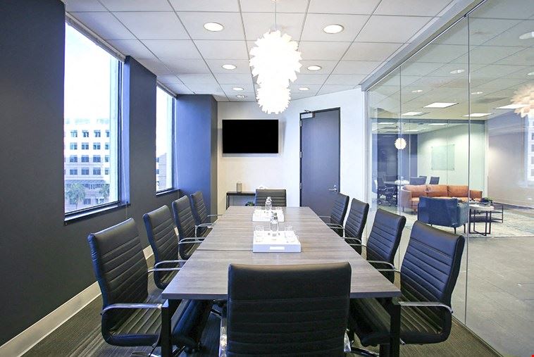 10 Person Meeting Room