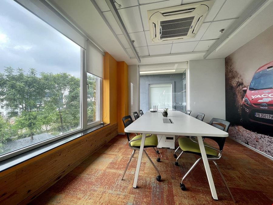 Iksana Workspaces - Chrysler Tech Centre