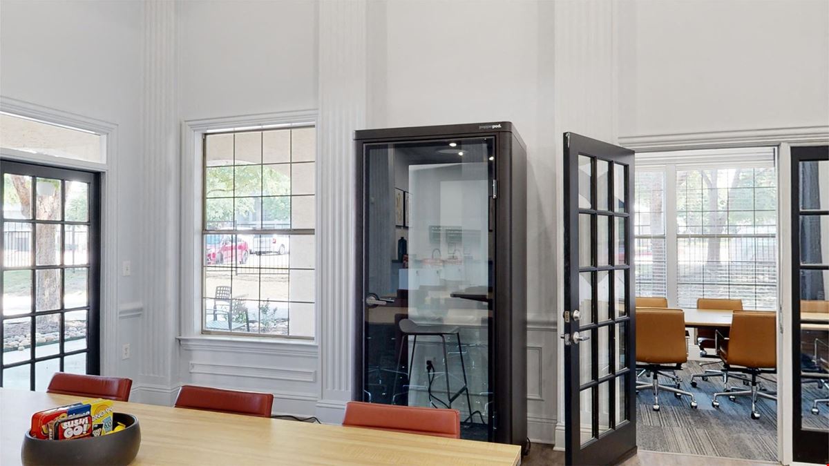 Apt CoWork at Stonebriar of Frisco - Open Seating
