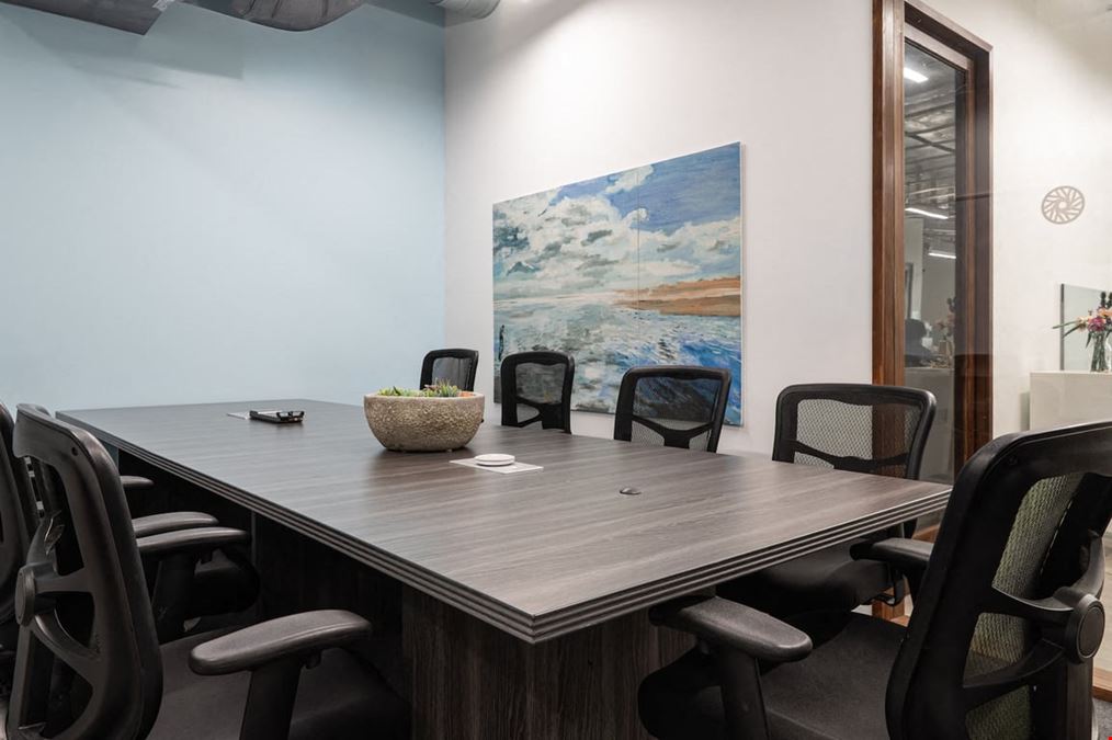 10 Person Conference Room with Hybrid Presentation Displays