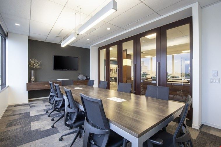 10 Person Meeting Room