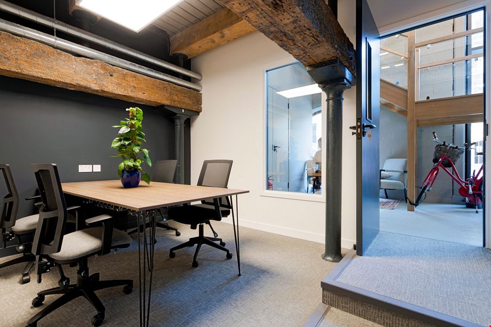 London, Bubbling Well Square