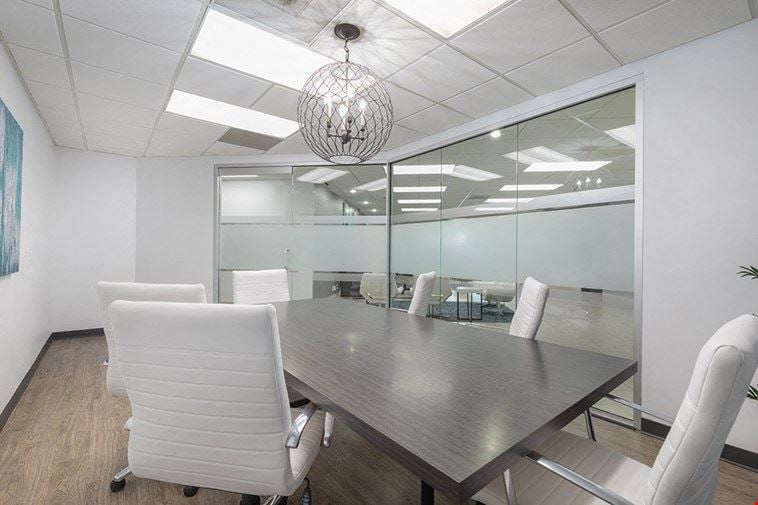 6 Person Meeting Room
