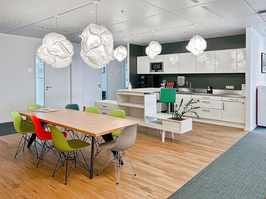 Regus - The Squaire Business Center