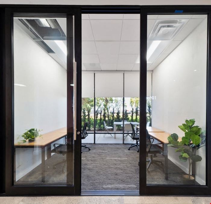 4-Desk Office 102