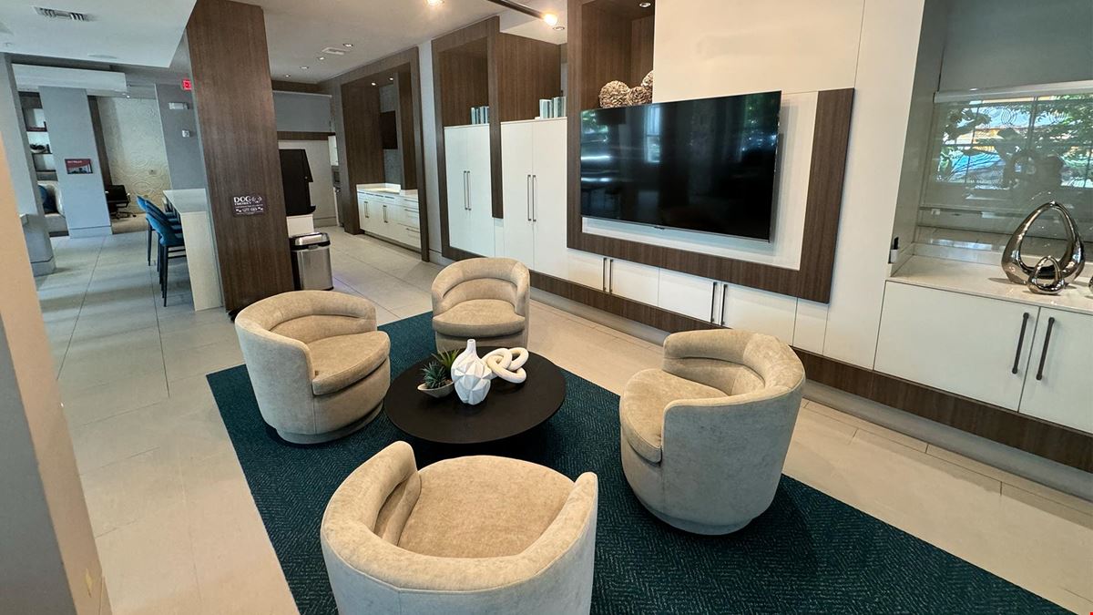 Apt CoWork at Cottonwood Bayview