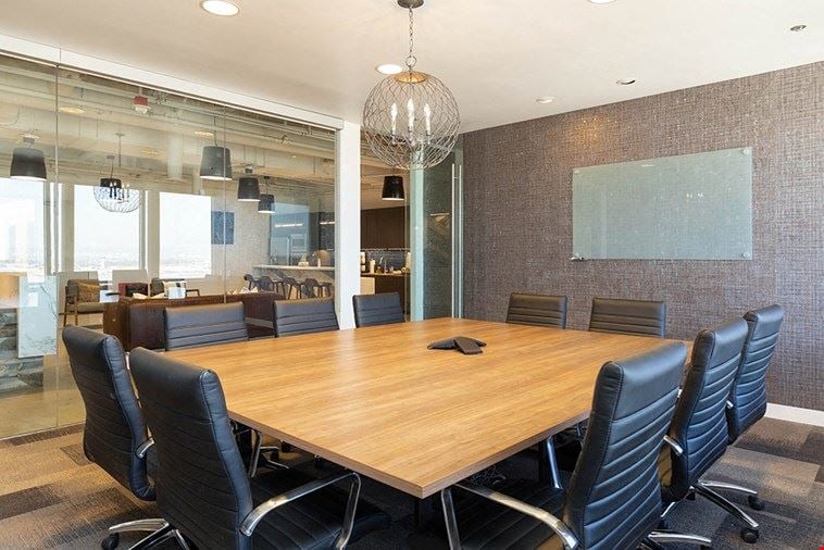 10 Person Meeting Room