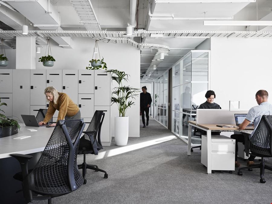 Hub Parliament Station