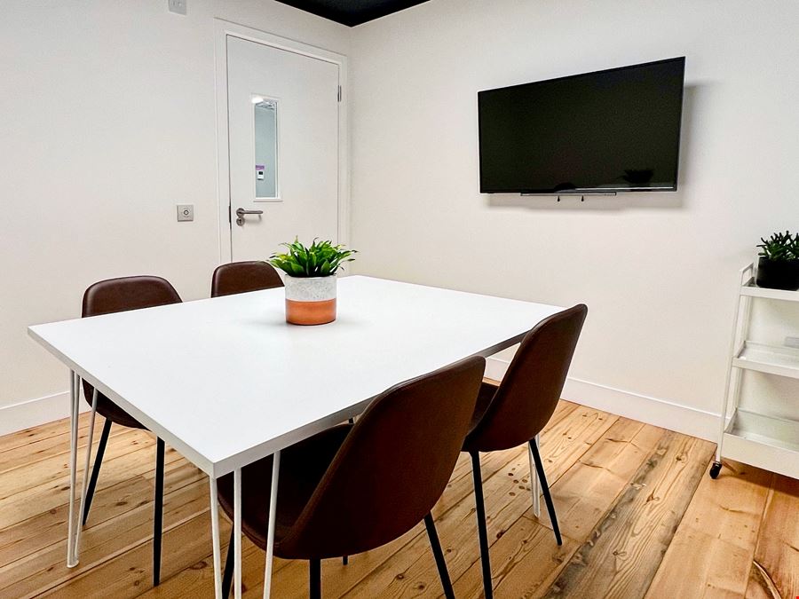 London, Bubbling Well Square