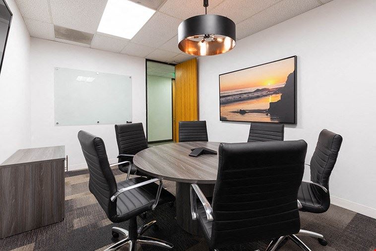 6 Person Meeting Room