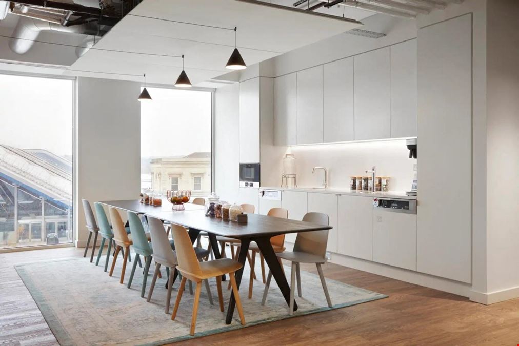 Fora - Reading - Station Road