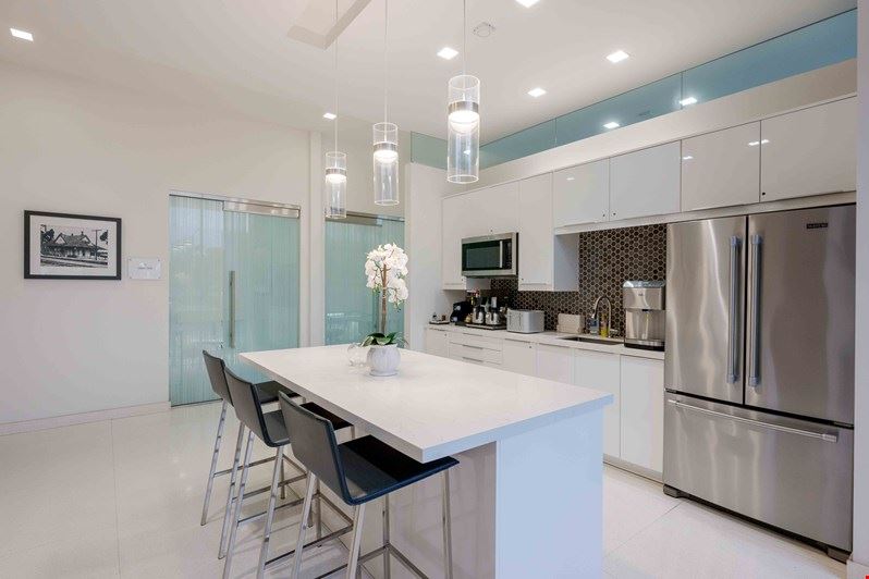 2082 Michelson Executive Suites