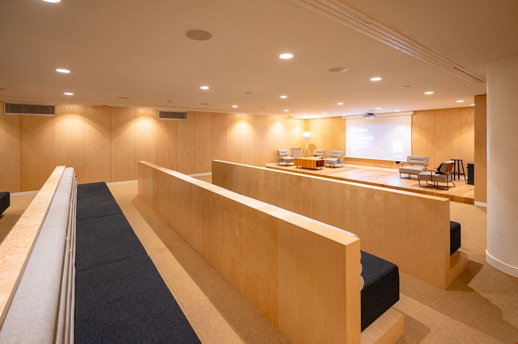 WeWork - 198 Avenue France