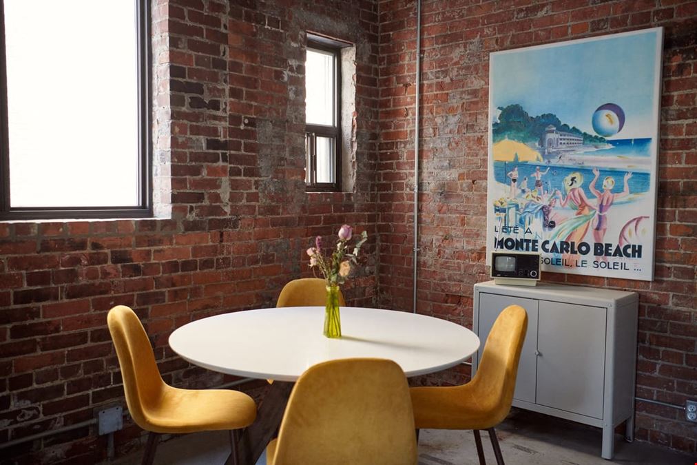 Private 4 People Meeting Room