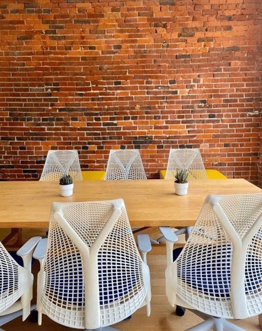 Hot Desk Day Pass – Bright & Inspiring Shared Space (Premium)