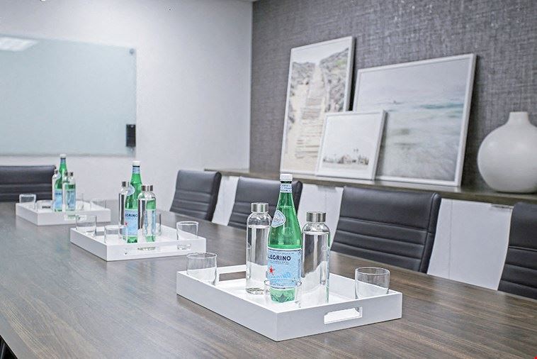 10 Person Meeting Room