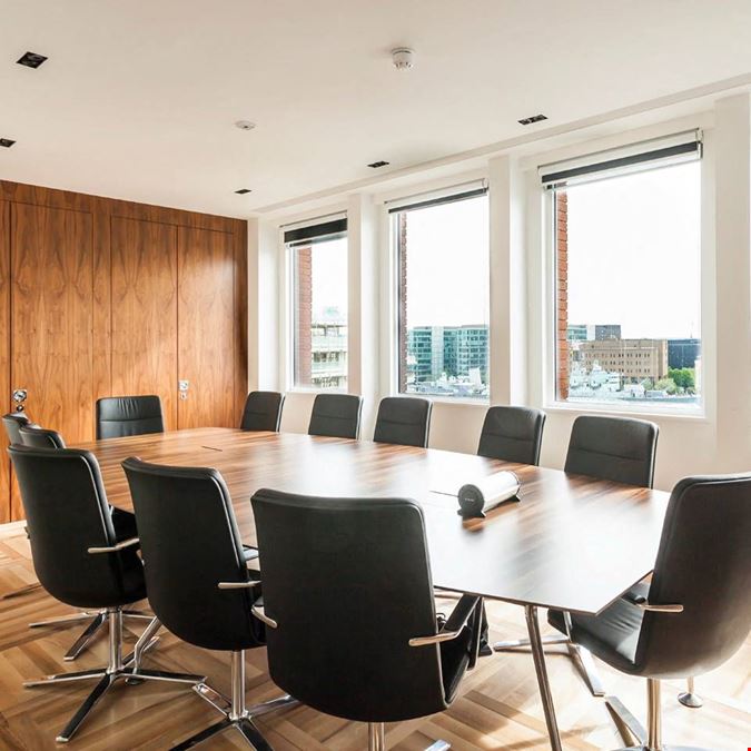 Us&Co - London Monument