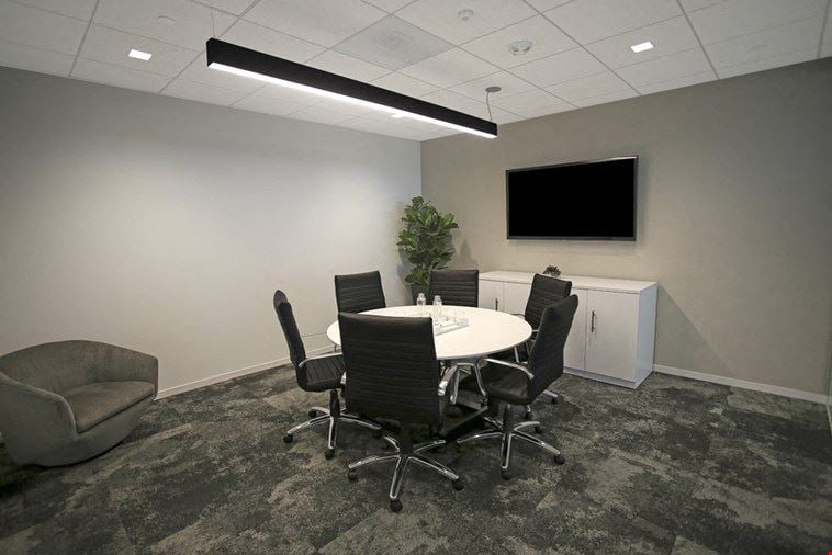 6 Person Meeting Room