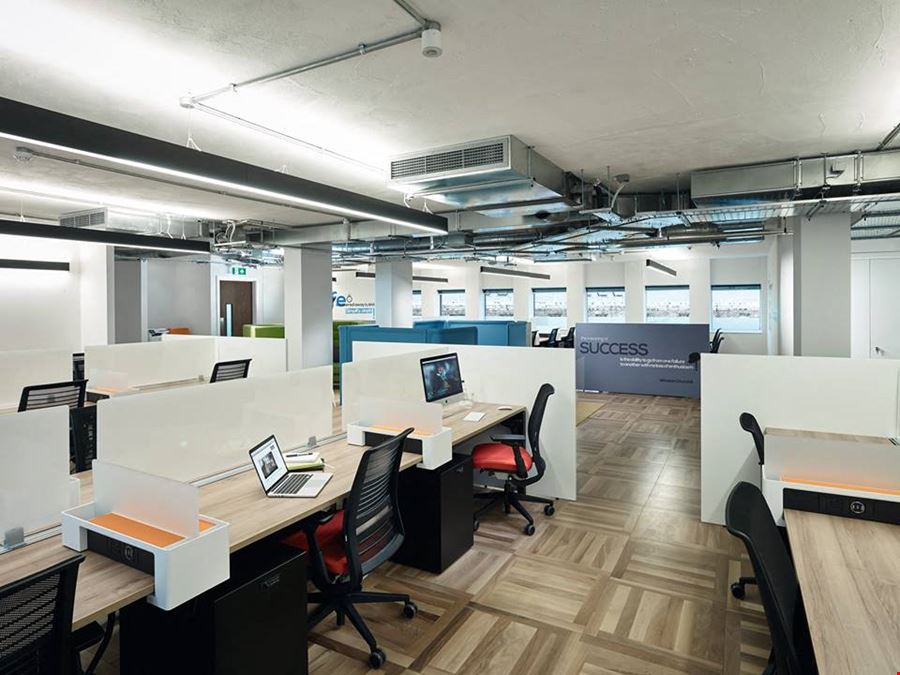 Us&Co - London Monument