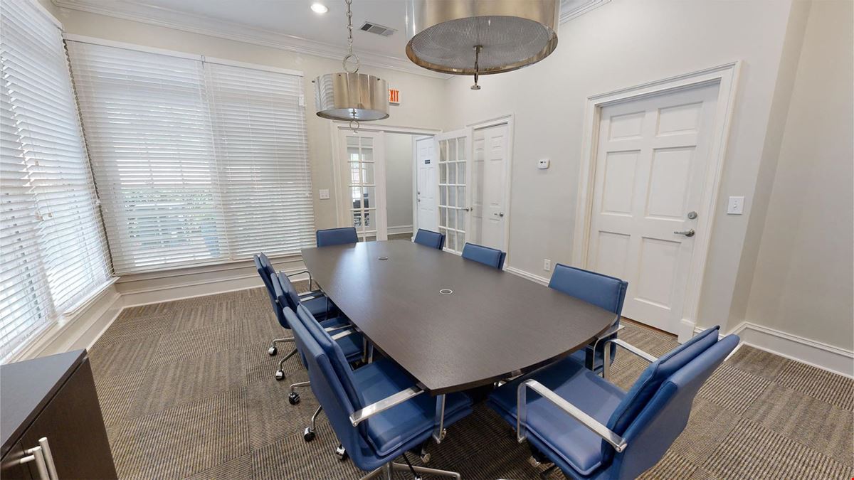 Large Conference Room - Seats 8