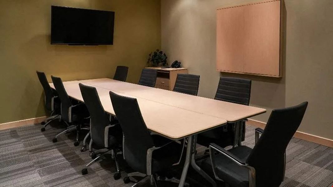 400 Applewood Crescent