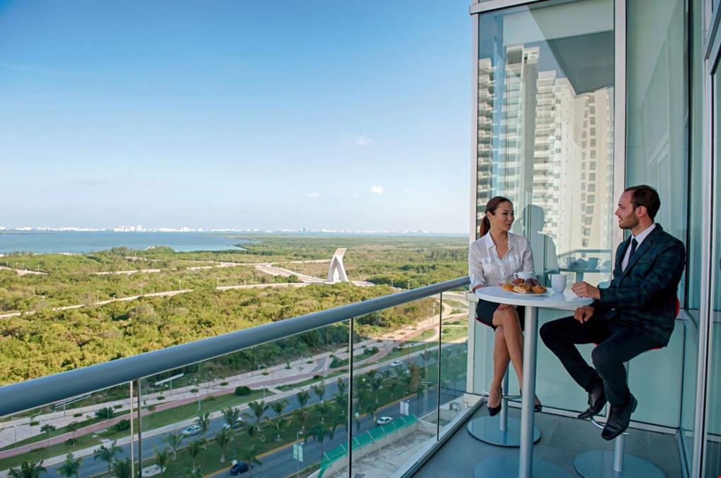 IOS OFFICES - Corporativo Malecón Américas