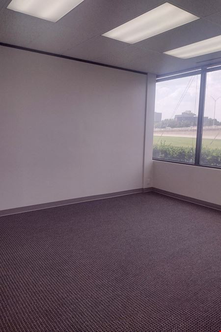 340-350 N Sam Houston Pkwy E