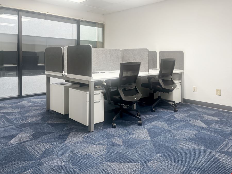 CA, Fresno - 1690 W Shaw Ave