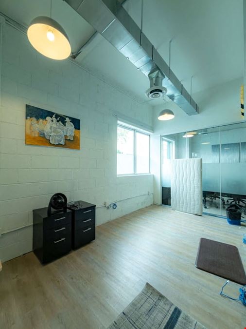 5-Person Office With Window