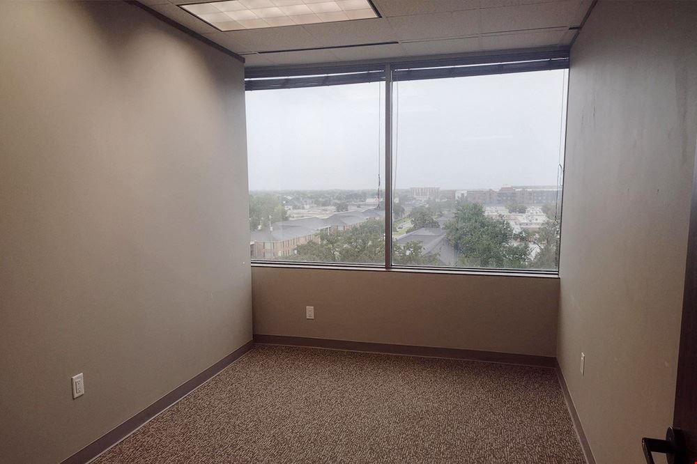 2401 Fountain View Dr