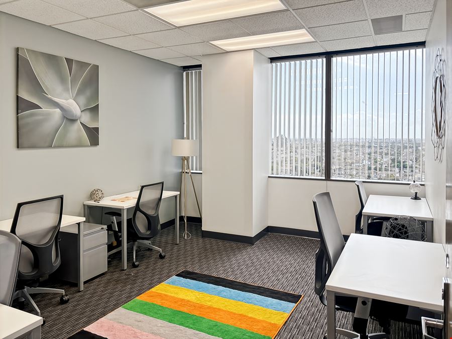 CA, Oxnard - Topa Financial Plaza