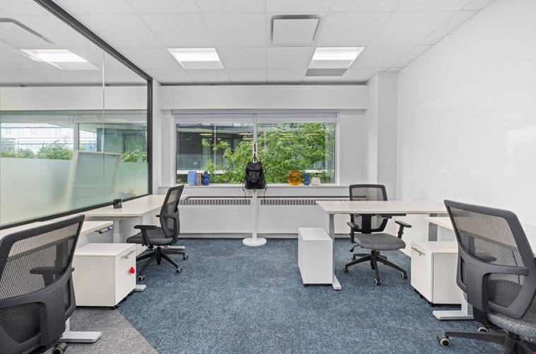 1 to 4 people - Private Day Office