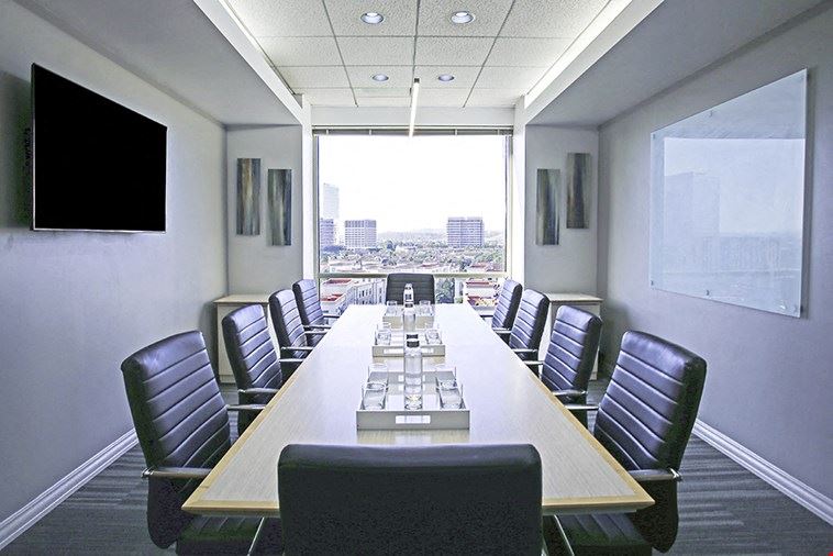 10 Person Meeting Room