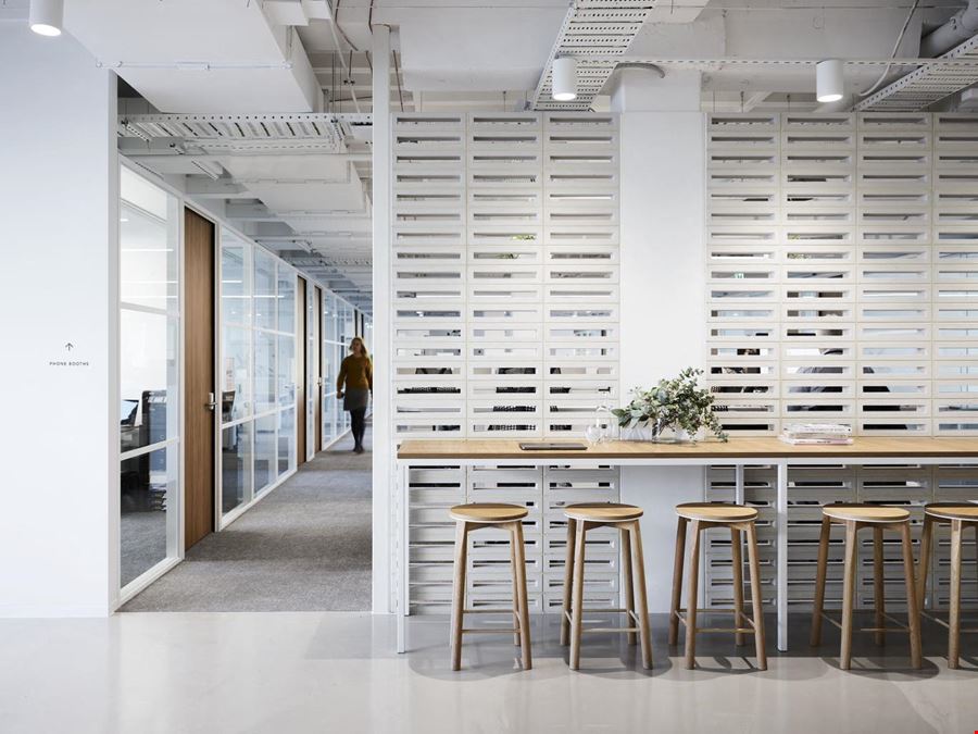 Hub Parliament Station