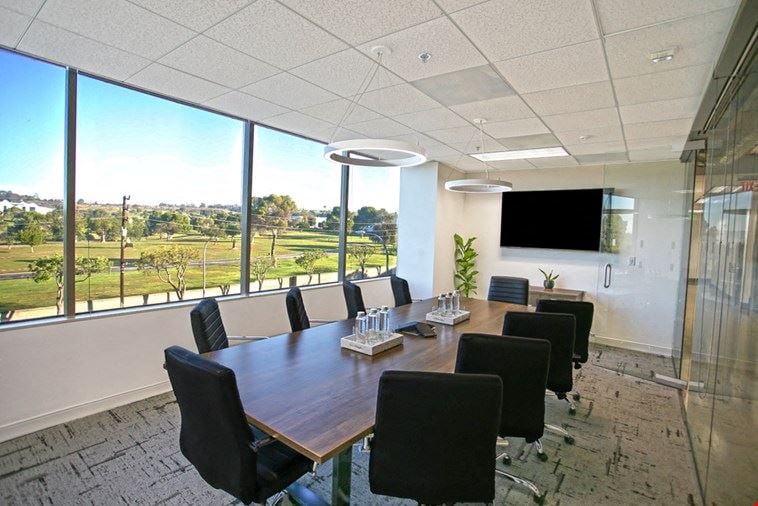 10 Person Meeting Room