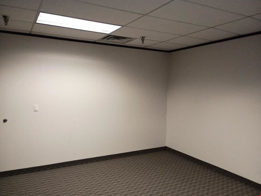 Workstyle Flexible Spaces - 8330-8360 Lyndon B Johnson Fwy
