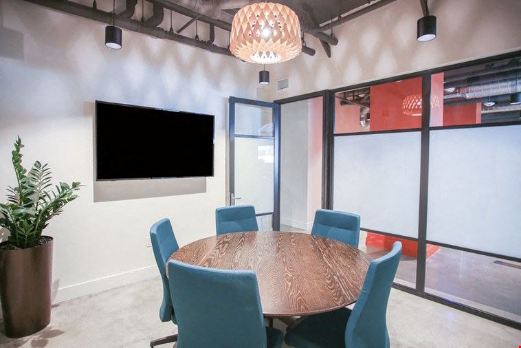 5 Person Meeting Room