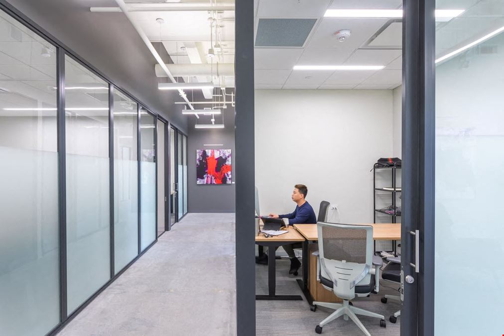 1 Desk Private Day Office 2