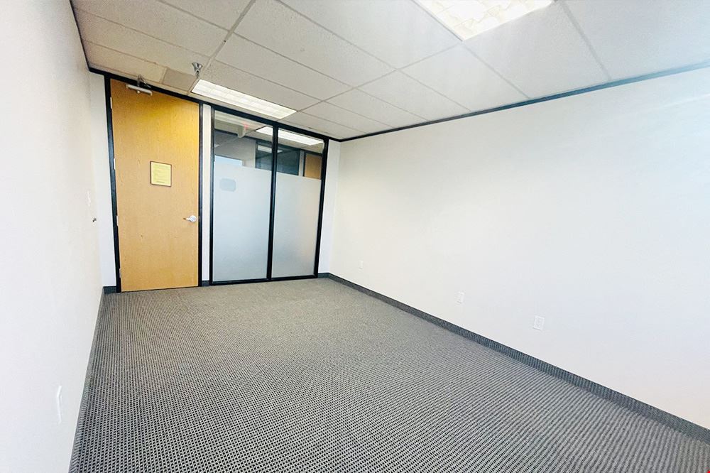 Workstyle Flexible Spaces - 8330-8360 Lyndon B Johnson Fwy