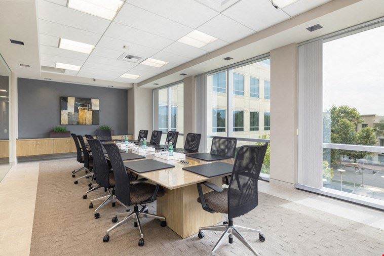 10 Person Meeting Room