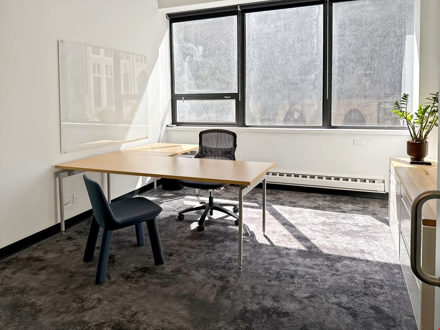 IL, Chicago - E Huron St