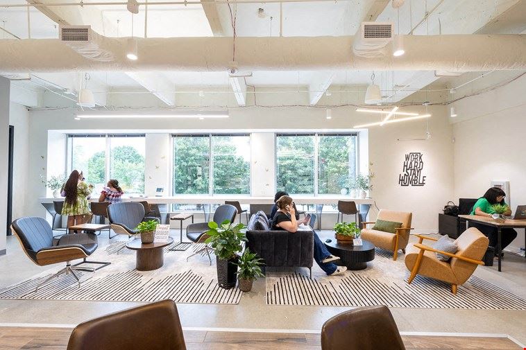 Expansive Coworking Lounge