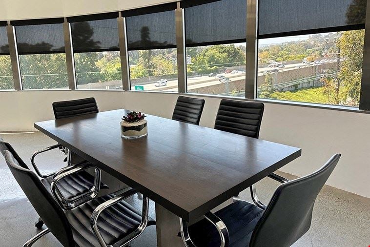 6 Person Meeting Room