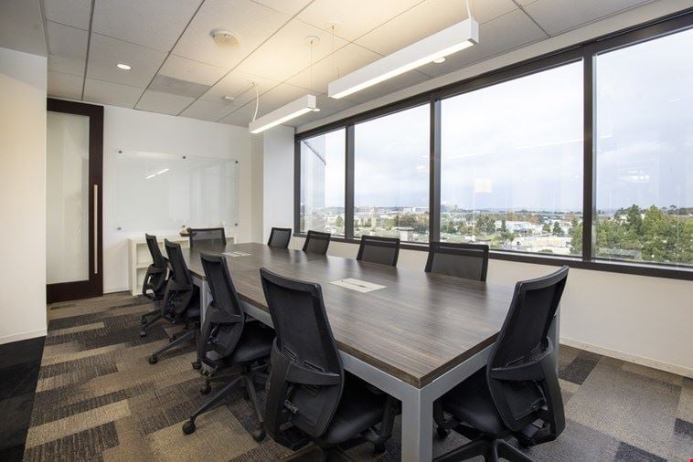 10 Person Meeting Room