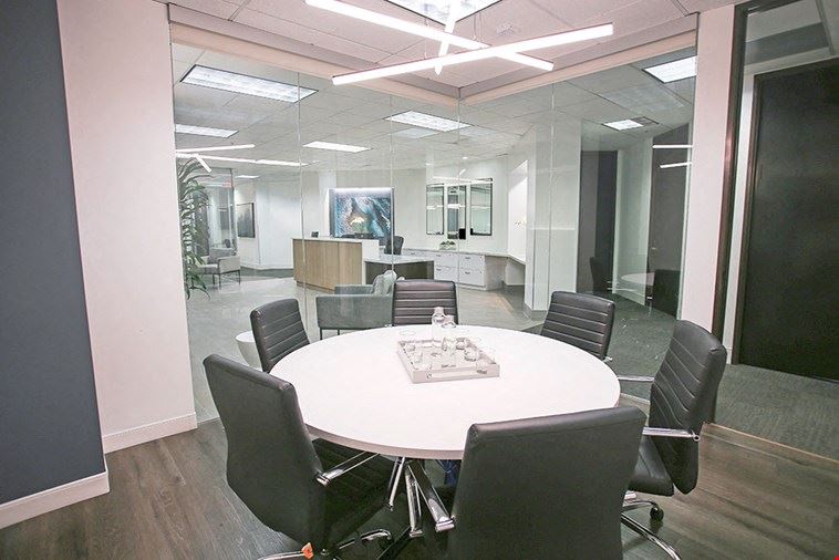 6 Person Meeting Room - Medium